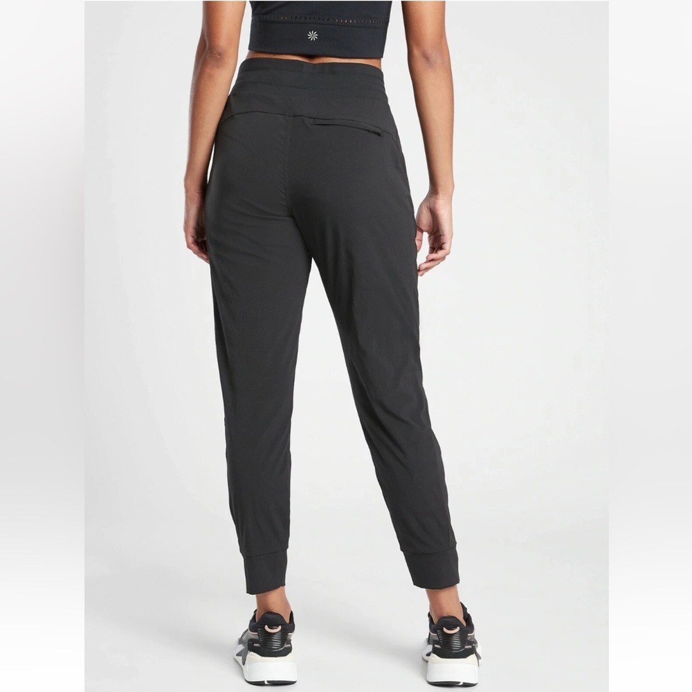Athleta Trekkie North Jogger Pants Zipper Pockets Travel Hiking Black size 4 - Picture 2 of 7